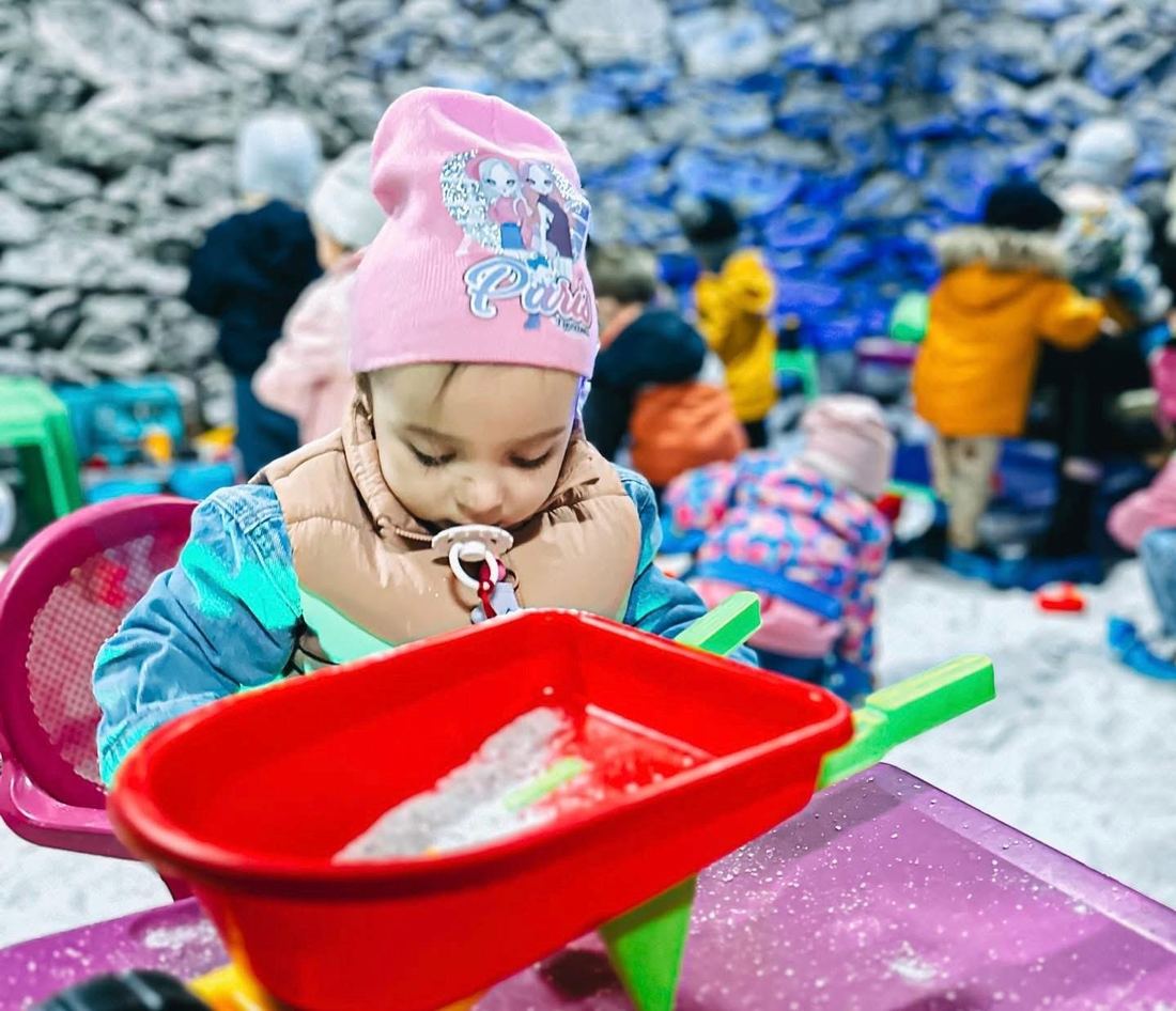 Creșă Pitești – joacă cu bile colorate