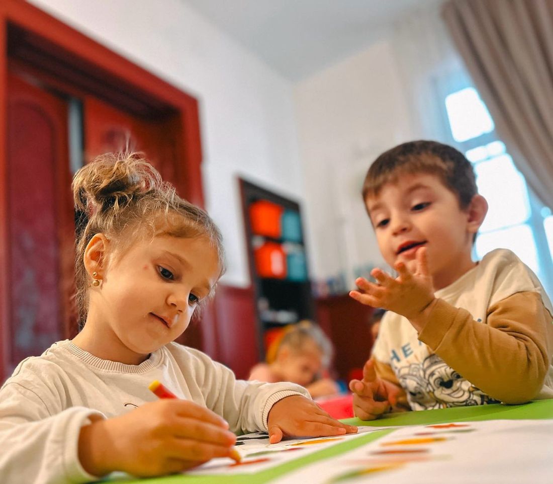 Creșă Pitești – copii la masă la creșă