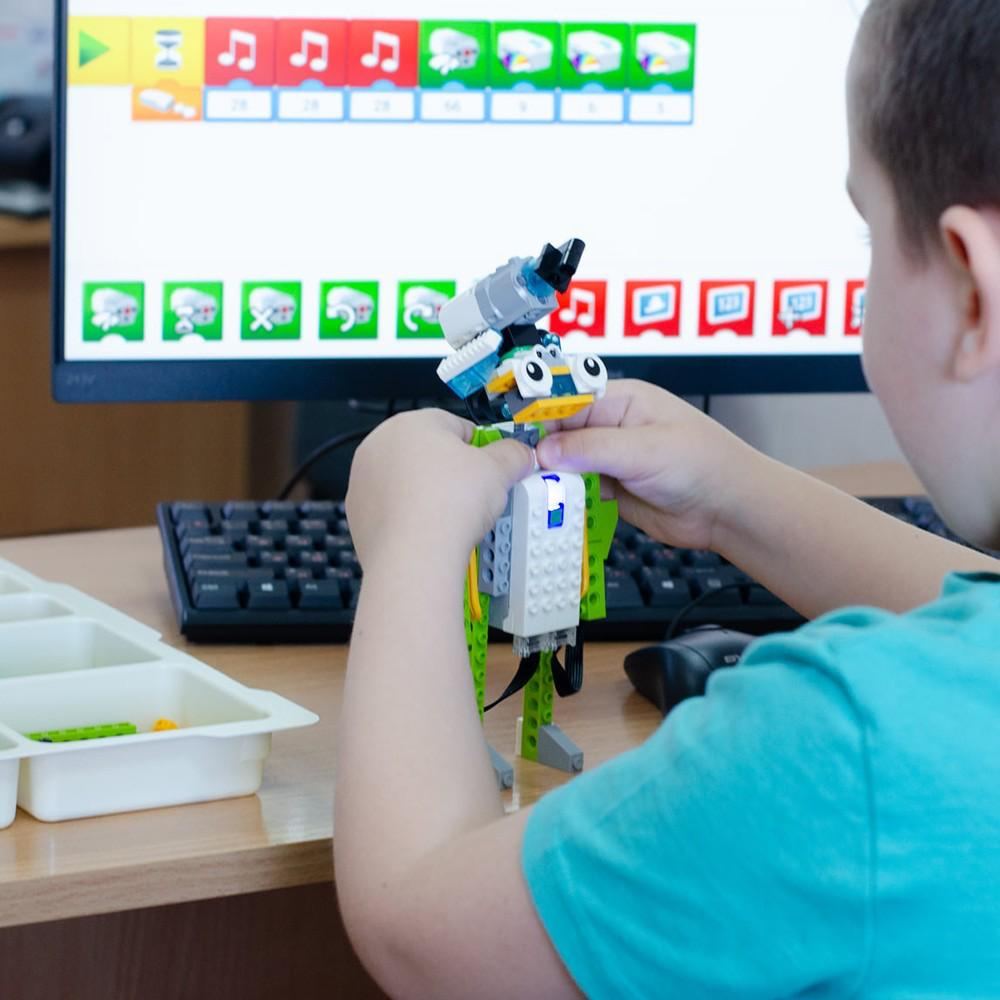 Creșă Pitești – perete educativ cu cifre și culori