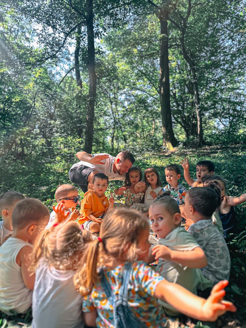 Creșă Pitești – copii în excursie, activități în natură